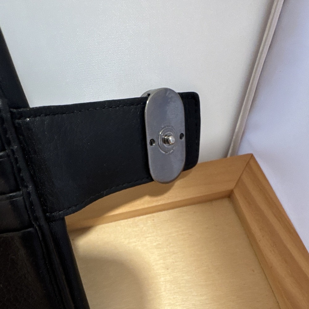 Gucci Black Snap Wallet w/ Logo Hardware, Coin Pocket & Credit Card Slots - Picture 6 of 16